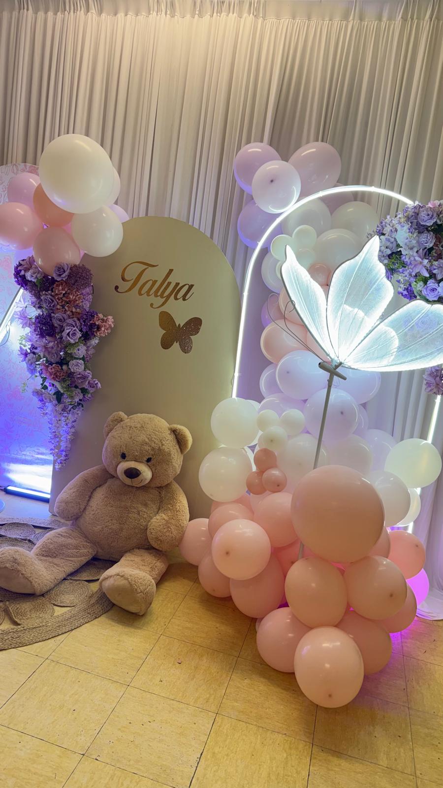 Décor personnalisé d'anniversaire d'enfant avec panneau prénom doré, ballons et papillon lumineux