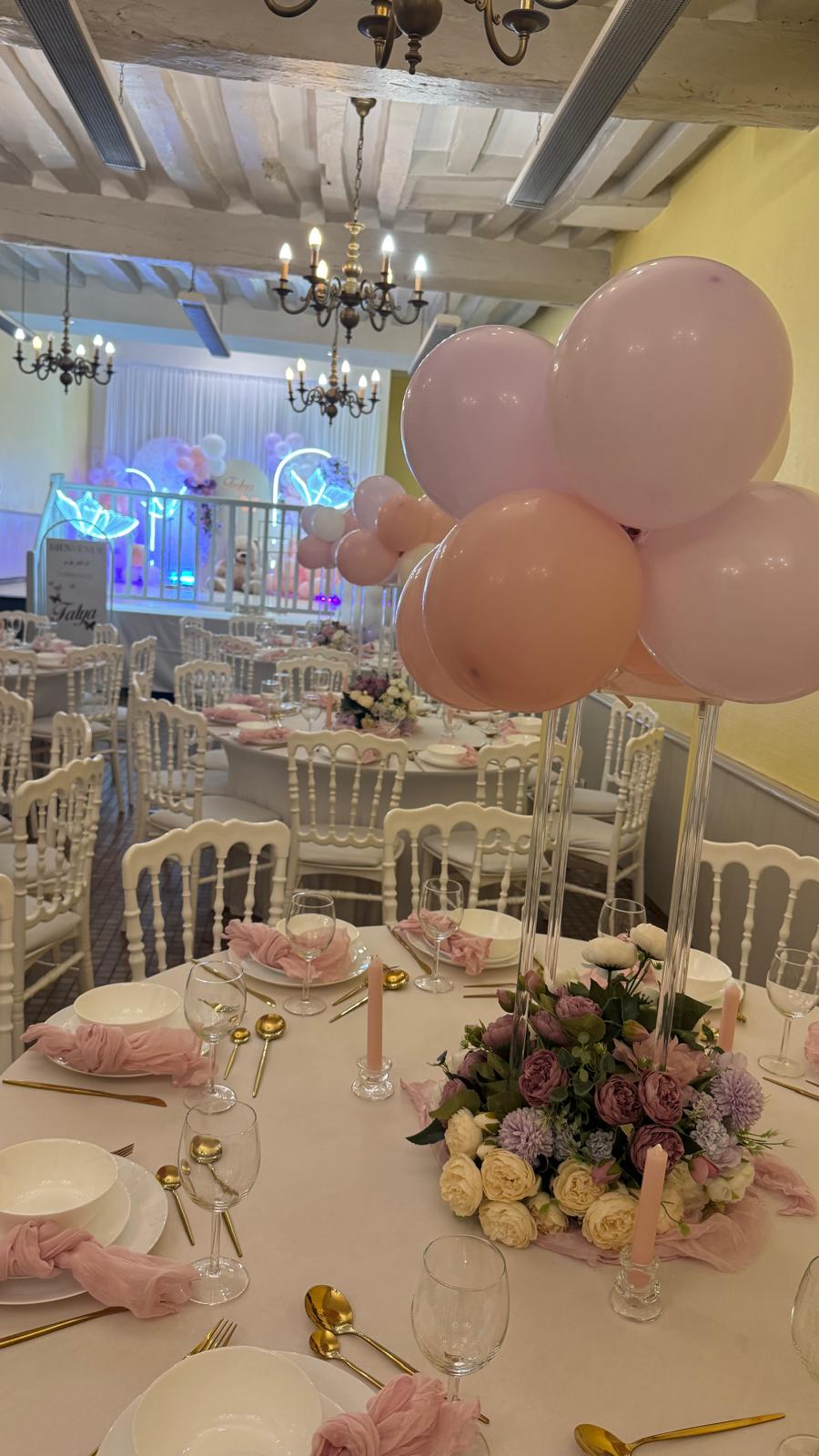 Décoration d'anniversaire avec bouquets de ballons pastel et centres de table fleuris réalisée par Bloom Events 76 près de Rouen